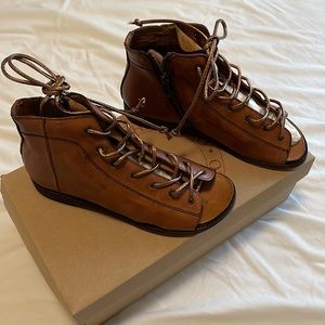 NIB Sutro Sandals